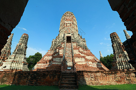 泰国的Ayutthaya 历史公园中的佛教寺庙文化艺术地标盛世统治旅行原住民岩石雕塑石头图片