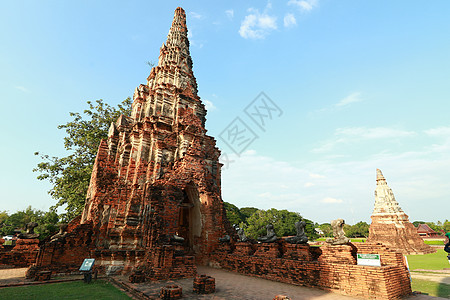 是泰国Ayutthaya历史公园的一座佛教寺庙雕塑建筑纪念碑公园氛围建筑学旅游国家纪念馆蓝色图片