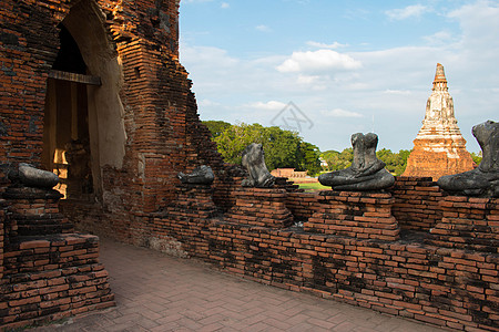 这些旅游景在泰国市Ayutthaya历史公园的佛教寺庙蓝色纪念碑旅行文化公园氛围建筑物石头盛世建筑学背景图片