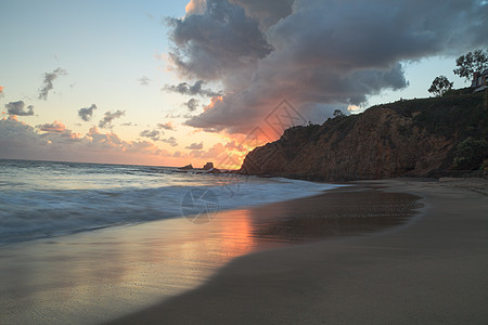 日落时新月湾海滩海景房全景海洋悬崖景观奢华海岸线图片