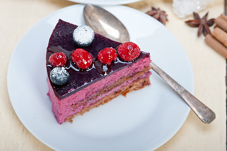 蓝莓和草莓蛋糕甜点红色盘子面包勺子水果食物奶油装饰糕点圆形图片