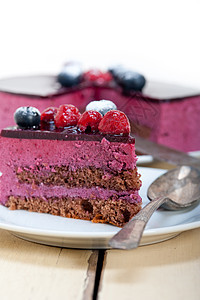 蓝莓和草莓蛋糕甜点糕点勺子圆形装饰面包食物盘子覆盆子浆果红色图片