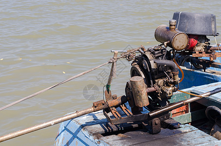 渔船上装有小型螺旋桨的机动车渡船速度燃料柴油机发动机力量传统引擎跑步钓鱼图片