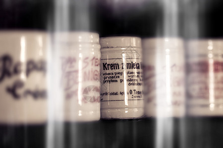 小瓶子里的旧药剂制药古董餐具化学科学抽屉药品实验室历史医疗图片