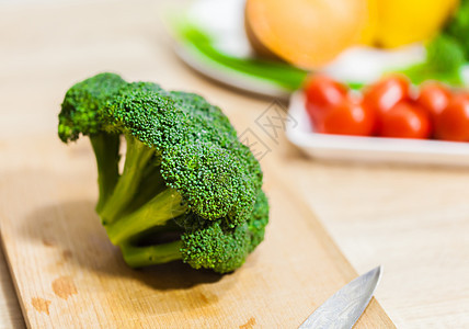 新鲜花椰菜闭合食物蔬菜木板饮食美食节食营养胡椒植物沙拉图片