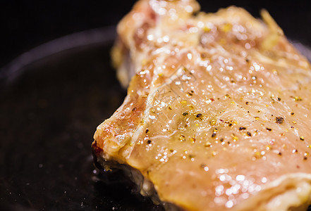 新鲜的肉炒了盘子厨房烧烤猪肉午餐香料美食油炸烹饪羊肉图片