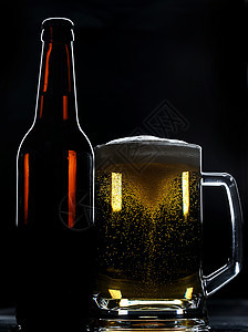 啤酒瓶和玻璃饮料旋转黄色工艺棕色啤酒酒精瓶子白色器皿图片