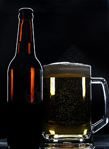 啤酒瓶和玻璃液体酒吧饮料金子工艺泡沫黄色器皿酒精啤酒图片