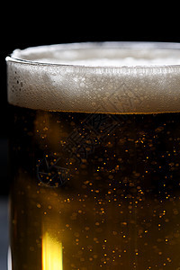 杯子上加啤酒的玻璃气泡金子棕色酒精宏观泡沫液体图片
