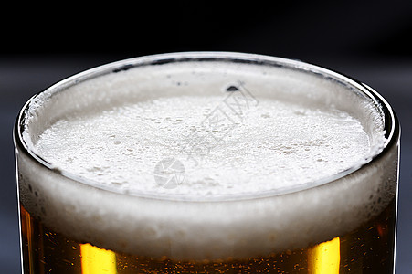 杯子上加啤酒的玻璃泡沫气泡宏观金子酒精液体棕色图片