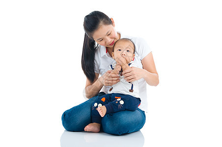 亚洲家庭婴儿压痛儿子微笑母亲母性后代女性孩子拥抱图片