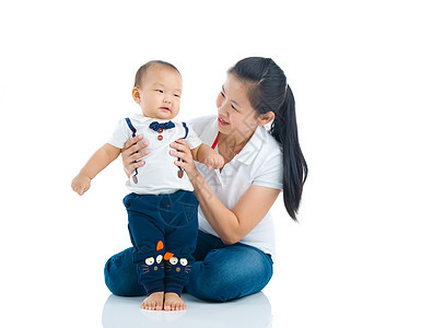 亚洲家庭拥抱婴儿亲热母亲女性女士成人乐趣孩子男生图片