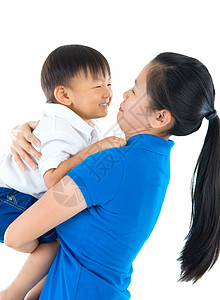 亚洲家庭喜悦母性男生女性工作室母亲微笑成人快乐儿子背景图片