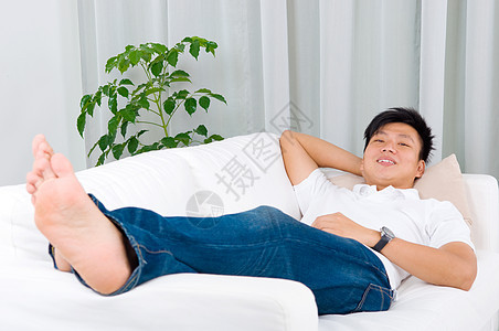 亚洲男子房间沙发马来语男性微笑男人商业享受长椅房子图片