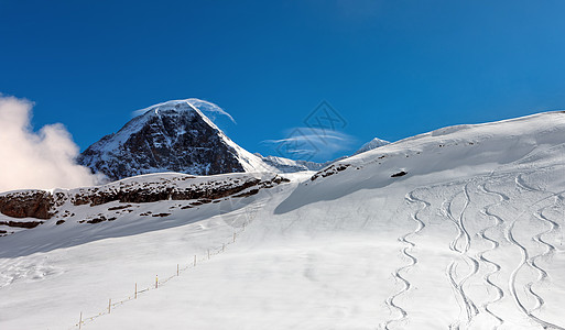 艾格山背景的滑雪斜坡图片