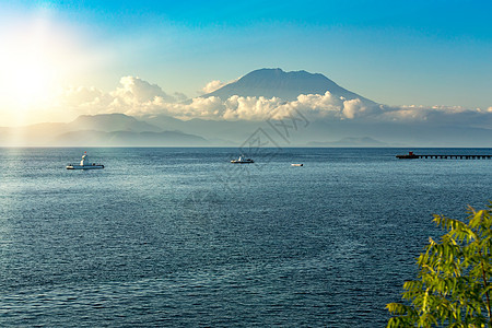 在巴厘岛从海洋看 在云中游荡场景石头风景顶峰首脑热带爬坡天空蓝色团体图片