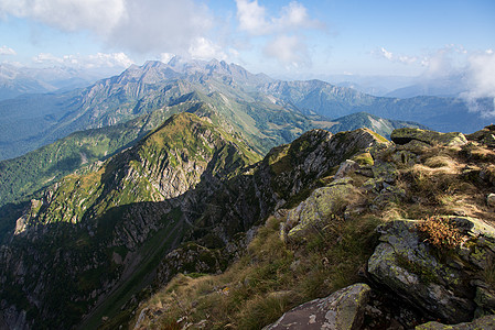 壮丽的山景爬坡天空生物圈植物全景冰川山脉植物群旅游石头图片