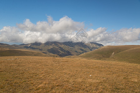 美丽的山地风景生物圈山脉爬坡冰川石头路线植被植物全景宽慰图片