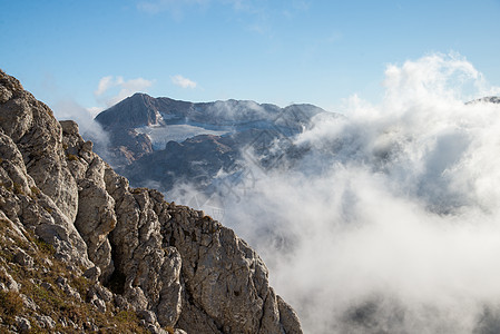 美丽的山地风景路线岩石爬坡山脉全景植物石头宽慰植被旅游图片