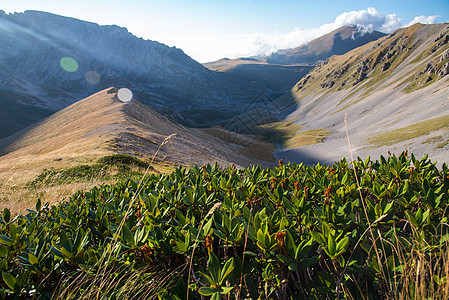 美丽的山地风景全景山脉旅行天空岩石植物爬坡宽慰路线生物圈图片