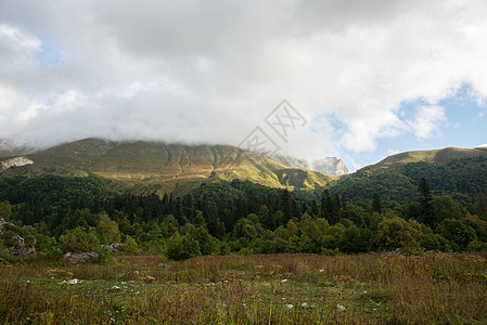 美丽的山地风景石头路线旅游岩石山脉植物群生物圈旅行冰川全景图片