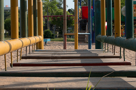 在游乐场的装备上玩得开心童年学校玩具力量活动建筑学娱乐教育幼儿园楼梯图片