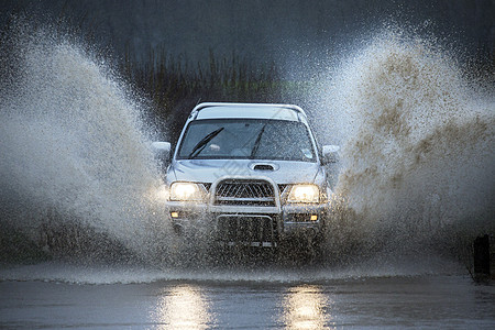 驾驶在洪水中的道路上车辆运输气候飞溅雨水乡村天气卡车图片