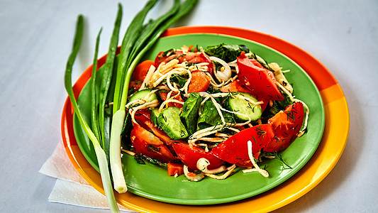 新鲜沙拉加西红番茄蔬菜胡椒营养乡村盘子食物午餐叶子维生素洋葱图片
