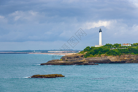 Biarritz 灯塔天蓝色国家海滩岩石海浪场景天空海岸海洋假期图片