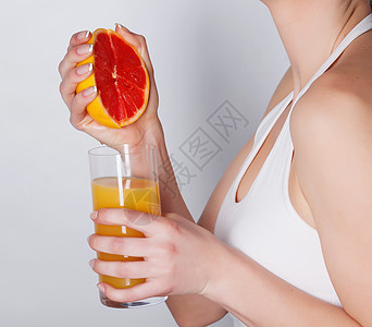做橙汁新鲜果汁水果生物玻璃女士手指橙子早餐饮食女孩食物图片