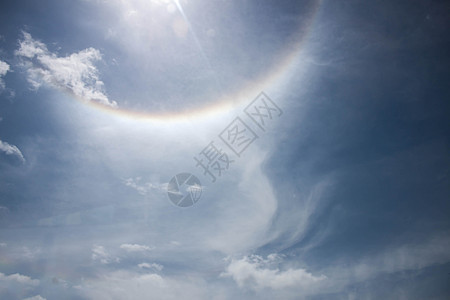 泰王国的太阳光辉现象戏剧性折射太阳彩虹水晶美丽天空云景气象太阳狗图片