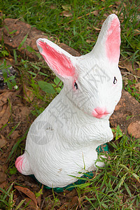 花园里的兔子雕像 嘴和耳朵都是粉红色的图片