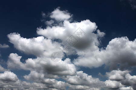 上天背景自由环境云景场景柔软度气候天气天空蓝色阳光图片