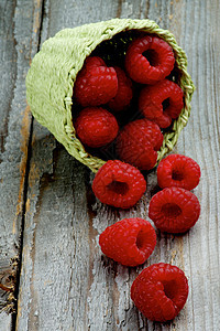 新鲜甜甜草莓宝石色乡村饮食红色食物甜食柳条绿色灰色浆果图片