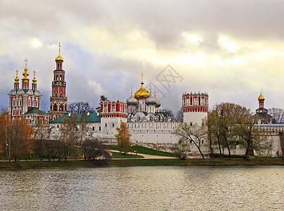 Novodevichy修道院 俄罗斯莫斯科宗教地标观光博物馆教会公园大教堂纪念碑鸭子池塘图片
