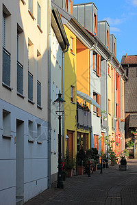 历史城镇小巷的小巷子 有丰富多彩的房屋防线图片