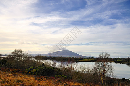 Lough Conn 湖控制区丘陵日落池塘天空岩石日出地平线太阳阳光风景图片