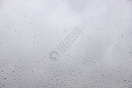 窗外有大雨的雨滴在窗户上图片