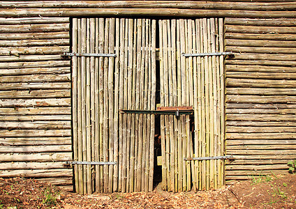 通往旧谷仓的木制门大门图片