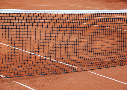在空红色碎石法院的网球网游戏季节护柱金属黑色白色失败者运动法庭闲暇图片
