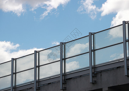 蓝色天空视角的金属和玻璃护栏安全安装日光栏杆栅栏图片