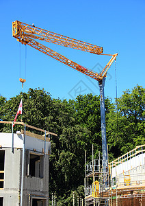 蓝色天空建筑工地起重机图片