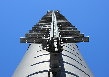 烟囱对蓝天的金属梯子图片