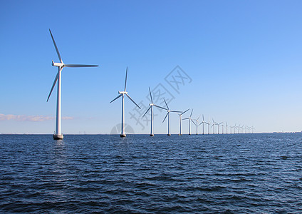 风车刀片深水和天空的海洋风力磨坊透视线背景