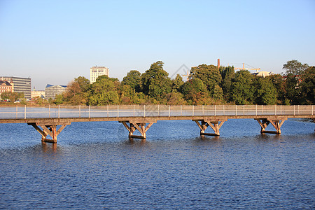 城市湖蓝水的桥梁图片