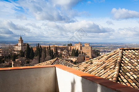 从西班牙格拉纳达赫内拉利费宫的白色建筑看图片