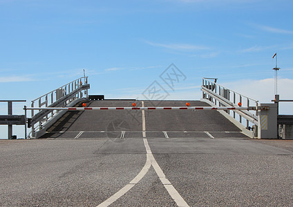 岚山渡月桥带封闭安全隆隆和蓝天空的渡灯背景