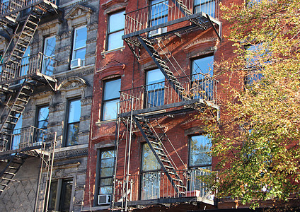 公寓大楼楼层的消防避火梯子的前景展望图片