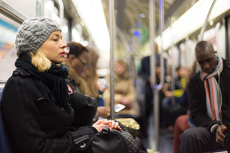 女人在地铁里睡着 满是人图片