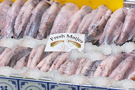 新鲜马特吉斯海鱼市场玻璃柜鲱鱼沙拉胡椒销售食物美味鱼片图片
